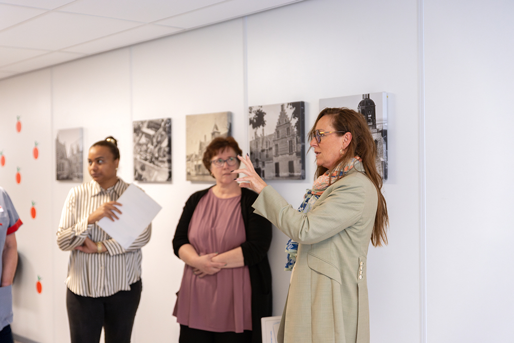 Ann Caroline legt iets uit aan een aantal medewerkers tijdens training