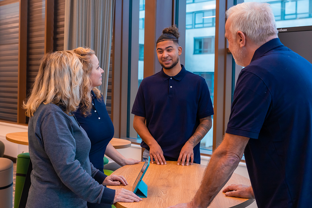 Vier schoonmaakmedewerkers overleggen