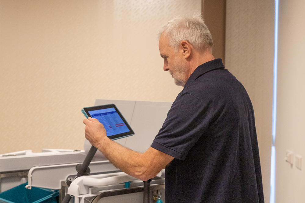 Schoonmaker gaat door Leviy op een iPad