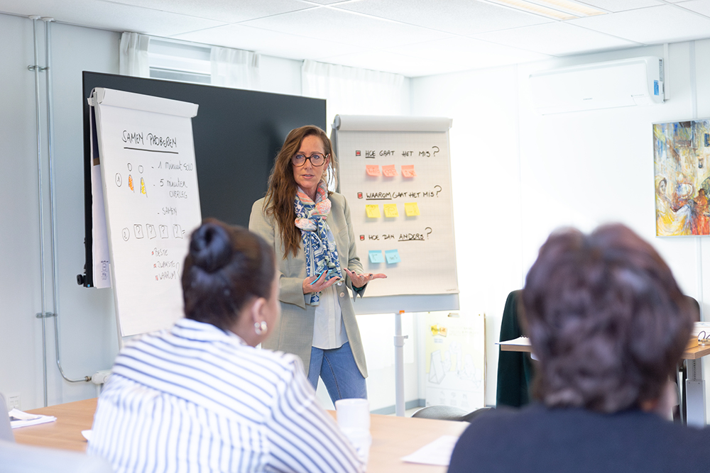 Vebego Bright Solutions opleiding leidinggevenden uitleg whiteboard