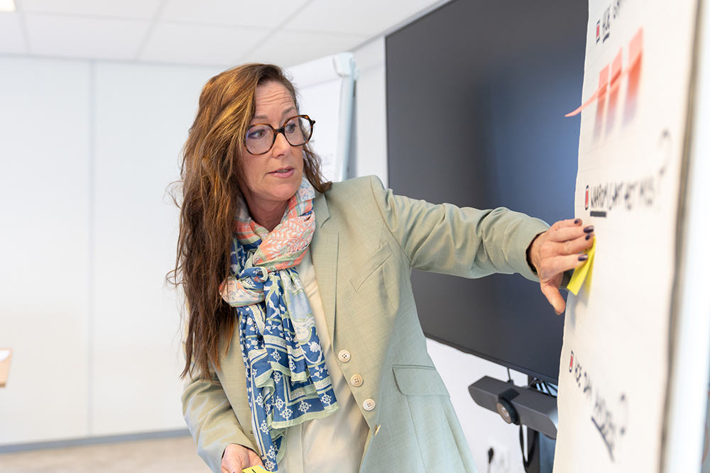 Ann Caroline geeft training met whiteboard en sticky notes