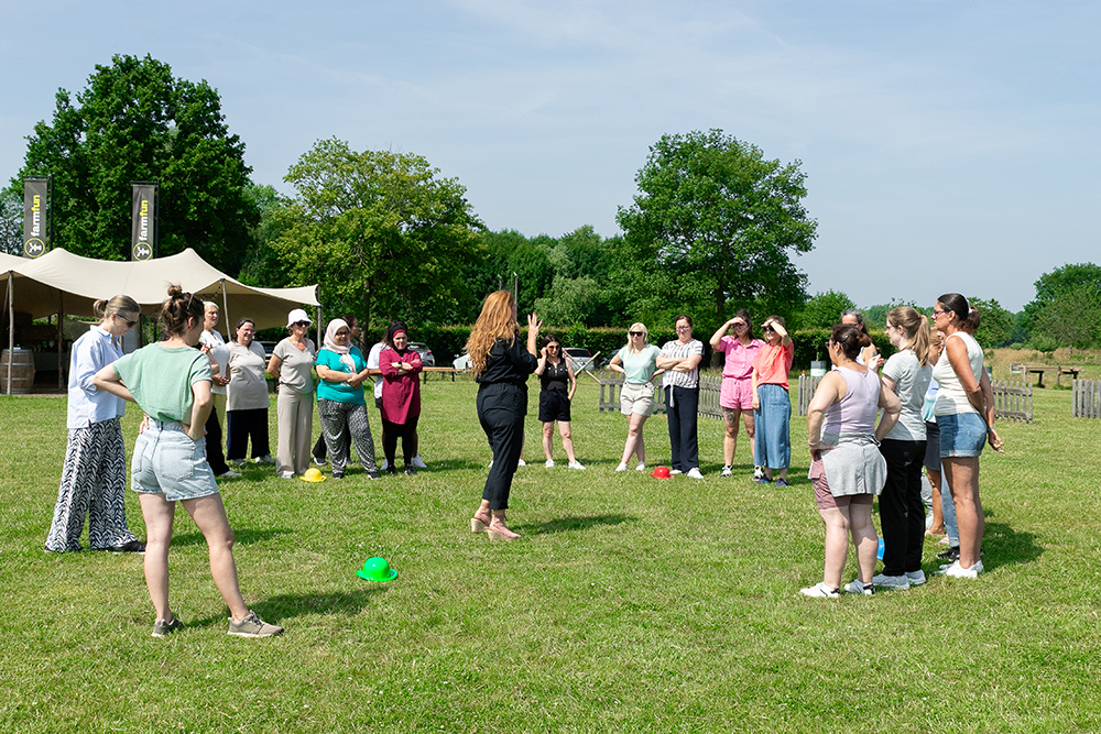 Medewerkers buiten in een kring tijdens opleiding