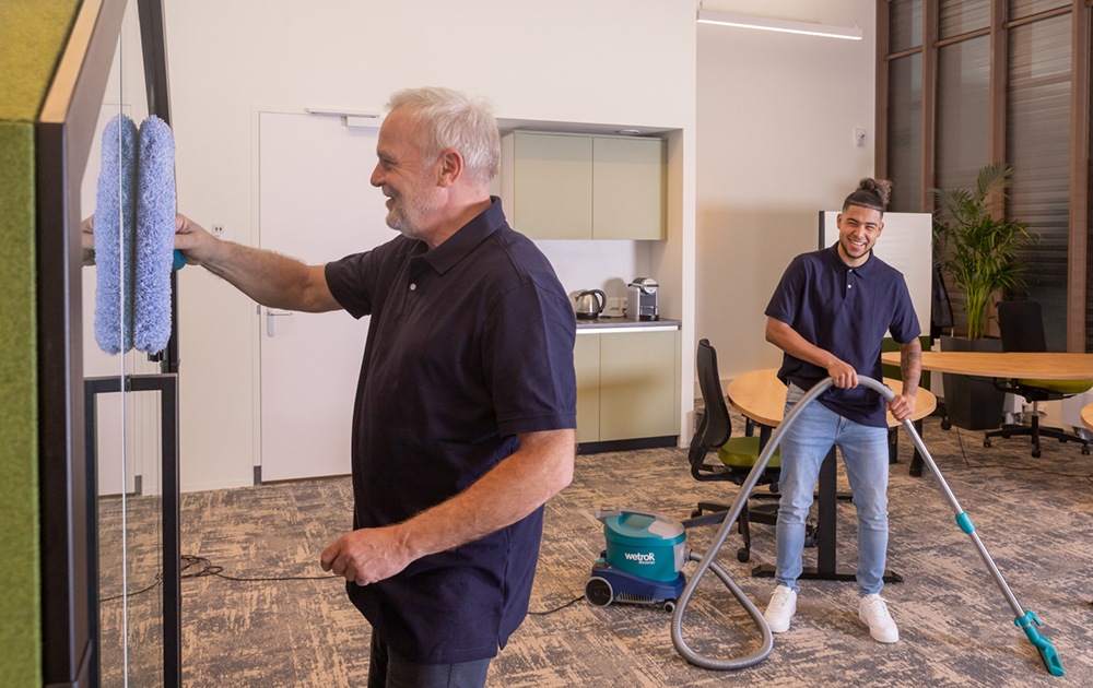 Twee schoonmakers aan het werk