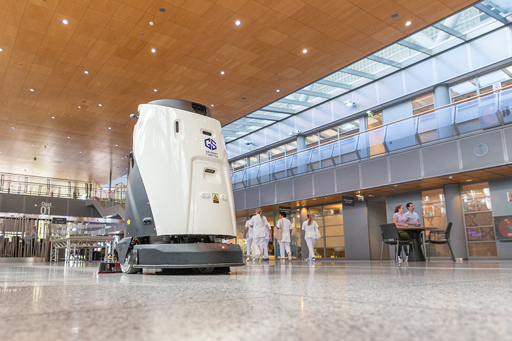 Gausium schoonmaakrobot maakt een hal schoon