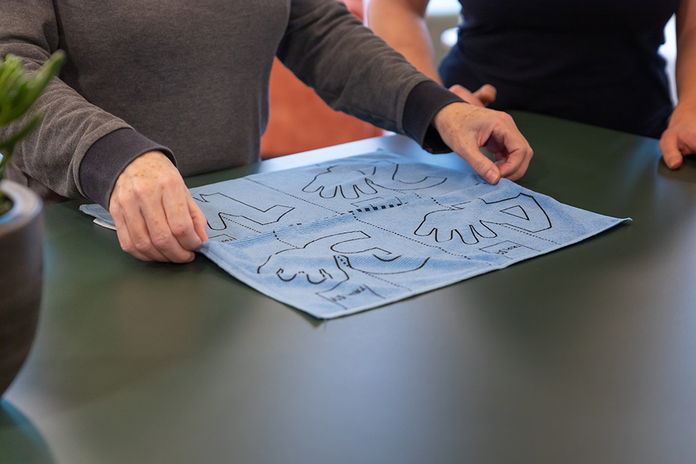 Microvezeldoek op een tafel