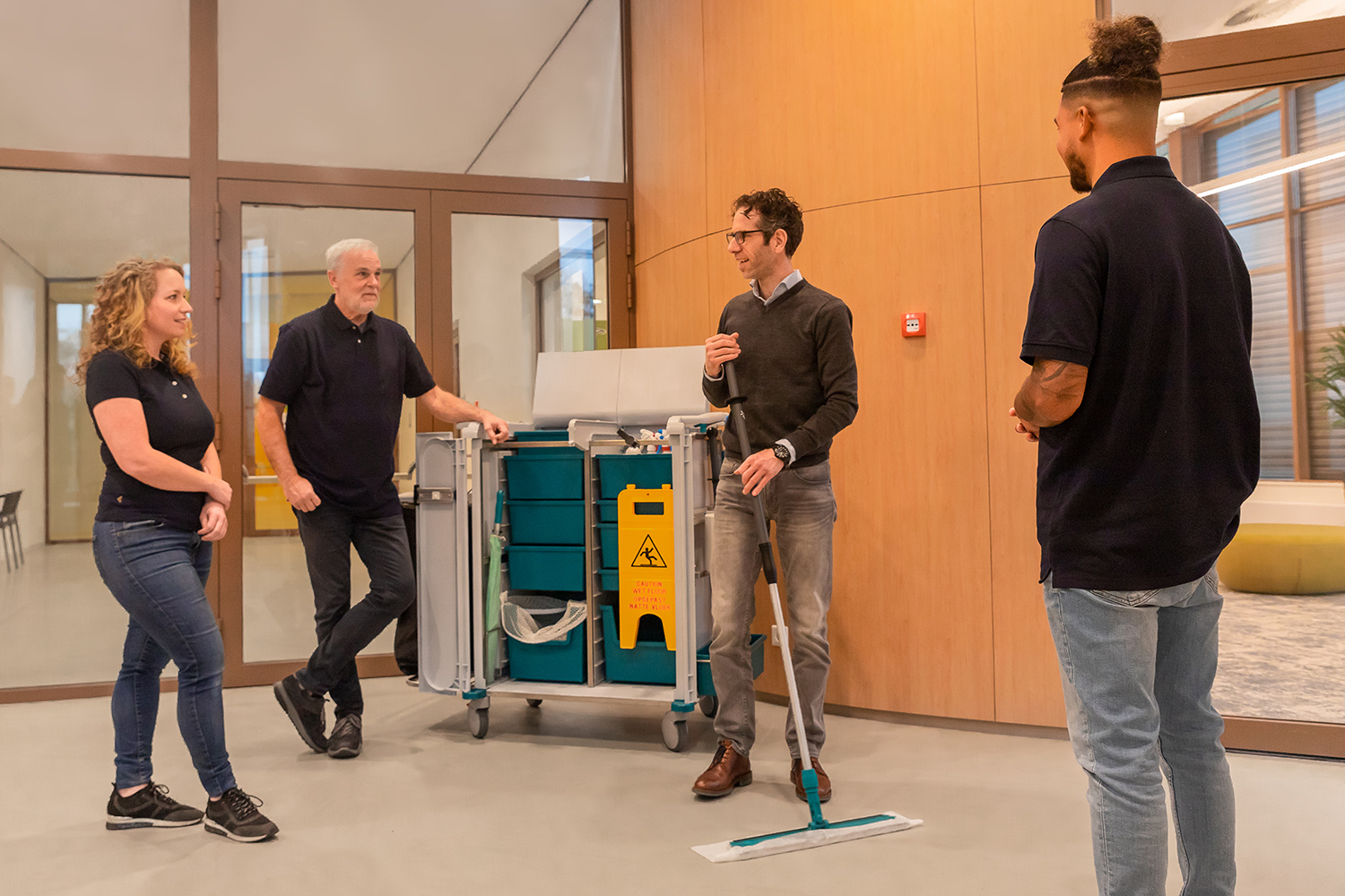 Vebego Bright Solutions medewerker ondersteunt schoonmaakteam