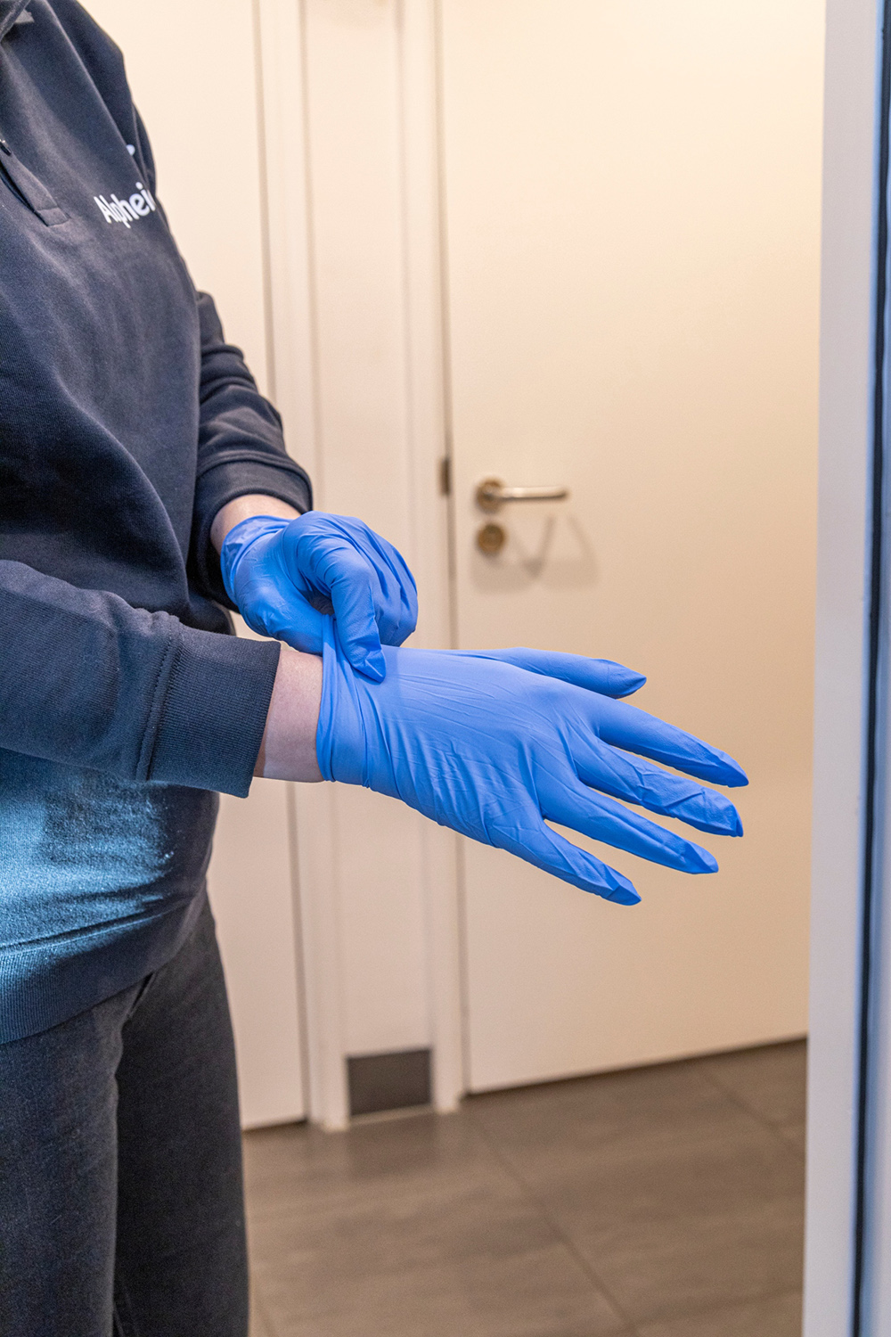 Schoonmaker trekt handschoen aan