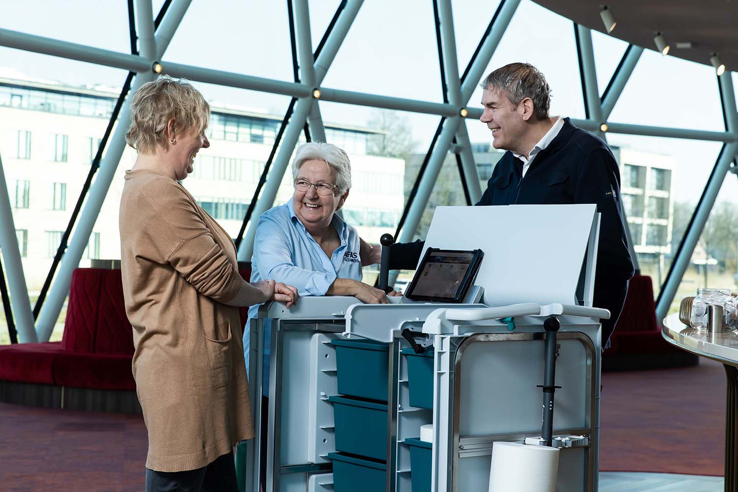 Angela Peter en teamleider in gesprek