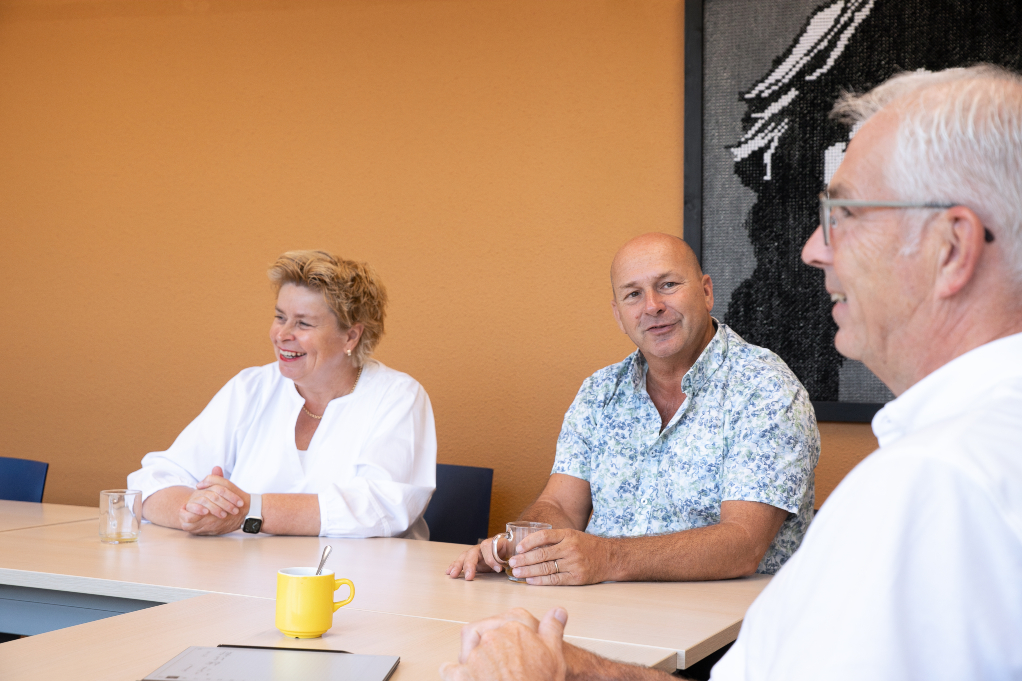 Medewerker Amarant in overleg met consultants