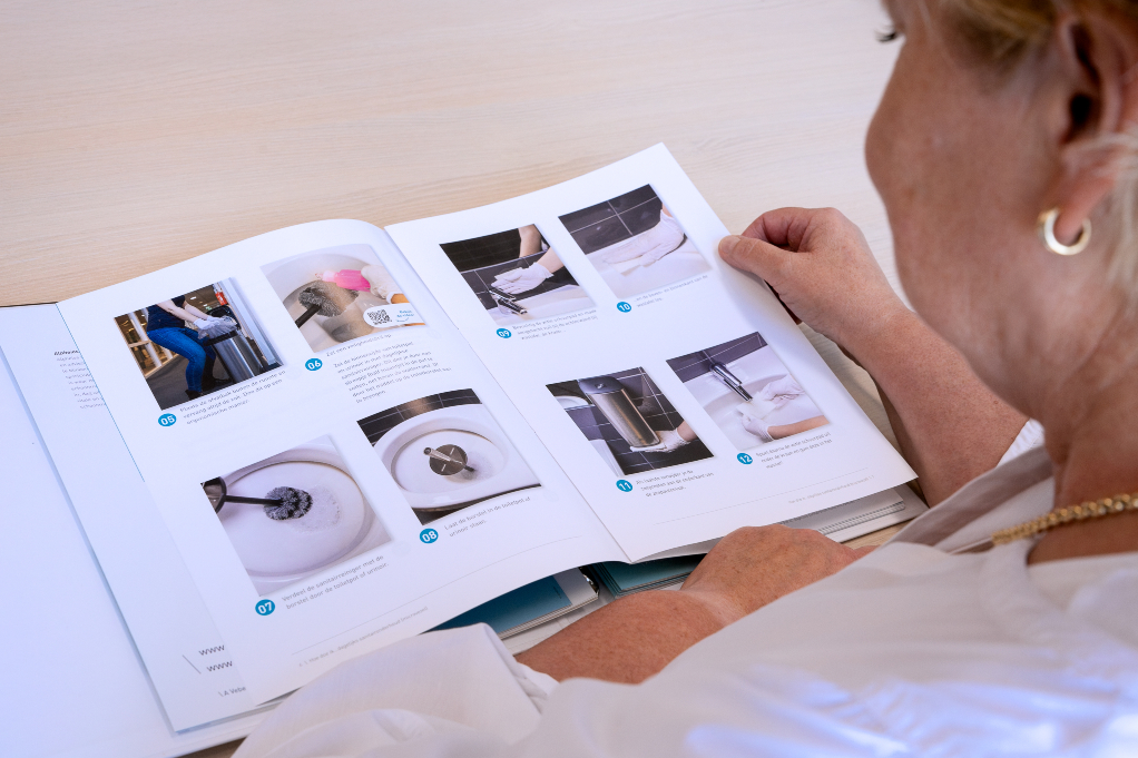 Vebego medewerker bladert door opleidingsklapper