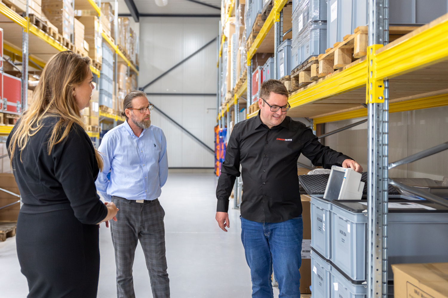 Hospitainer Vebego Bright Solutions Hugo laat magazijn zien