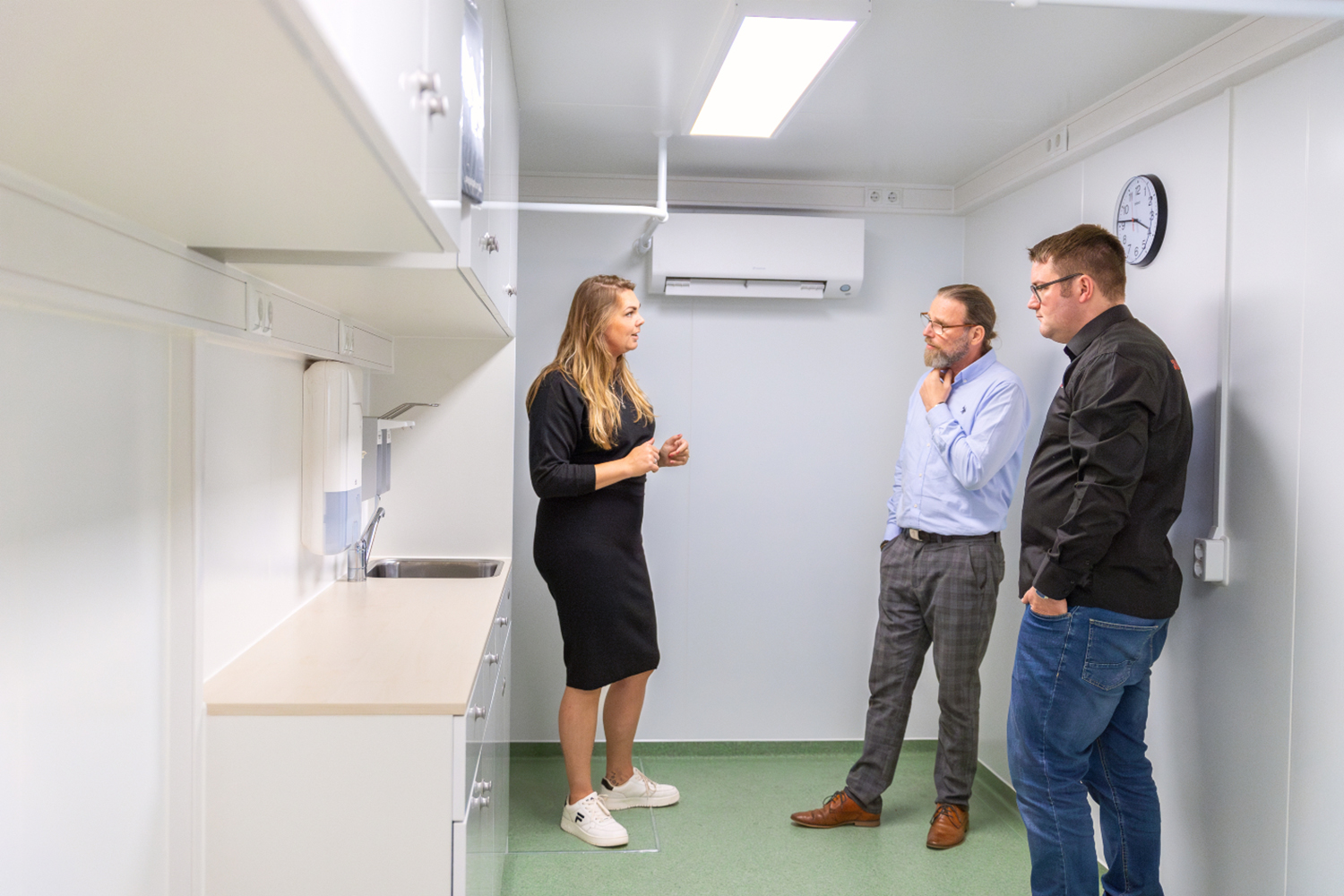 Hospitainer Vebego Bright Solutions Sanne laat noodcontainer zien