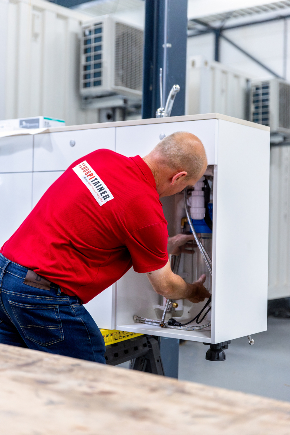 Medewerker van Hospitainer werkt aan leiding