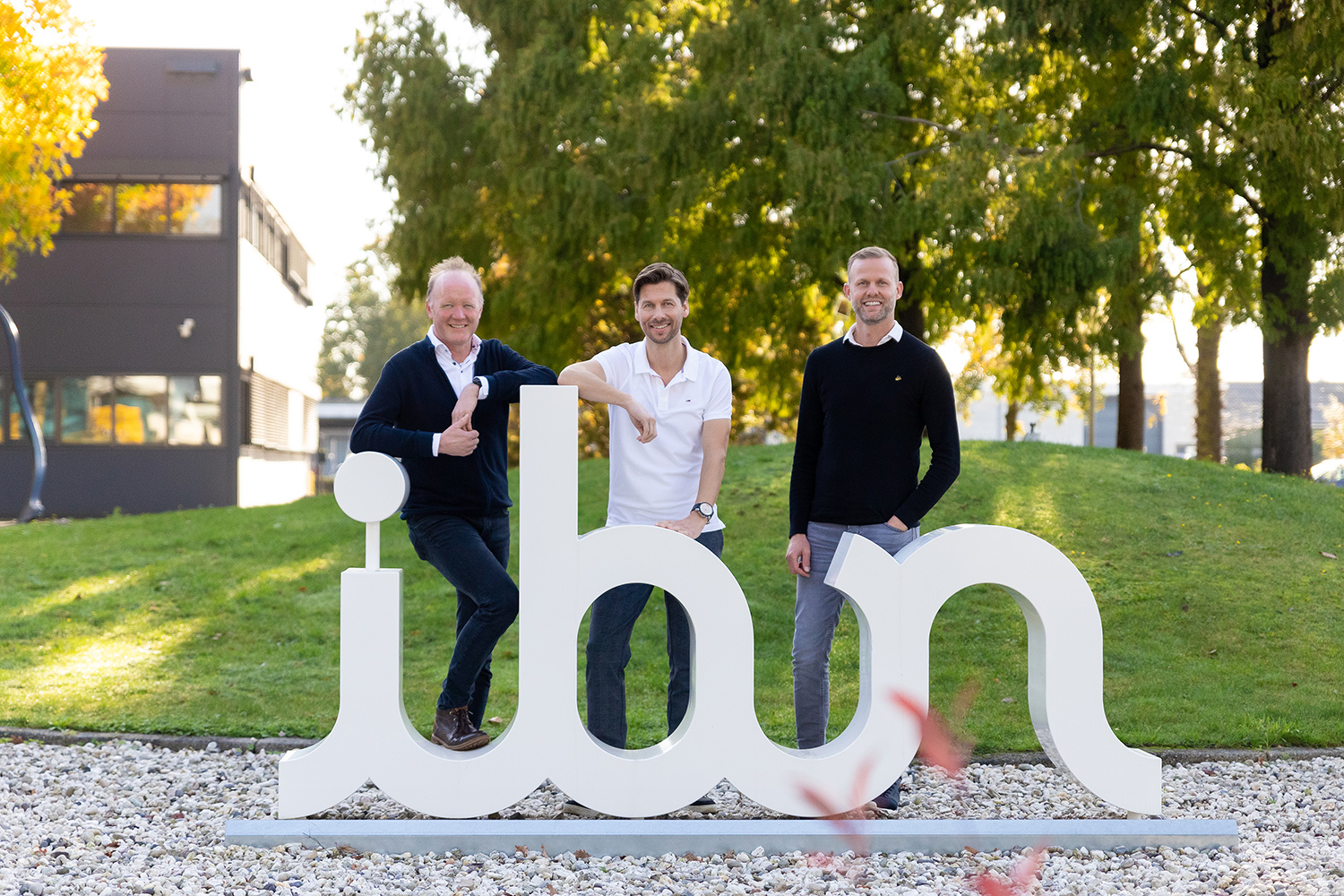 IBN team met accountmanager bij het logo