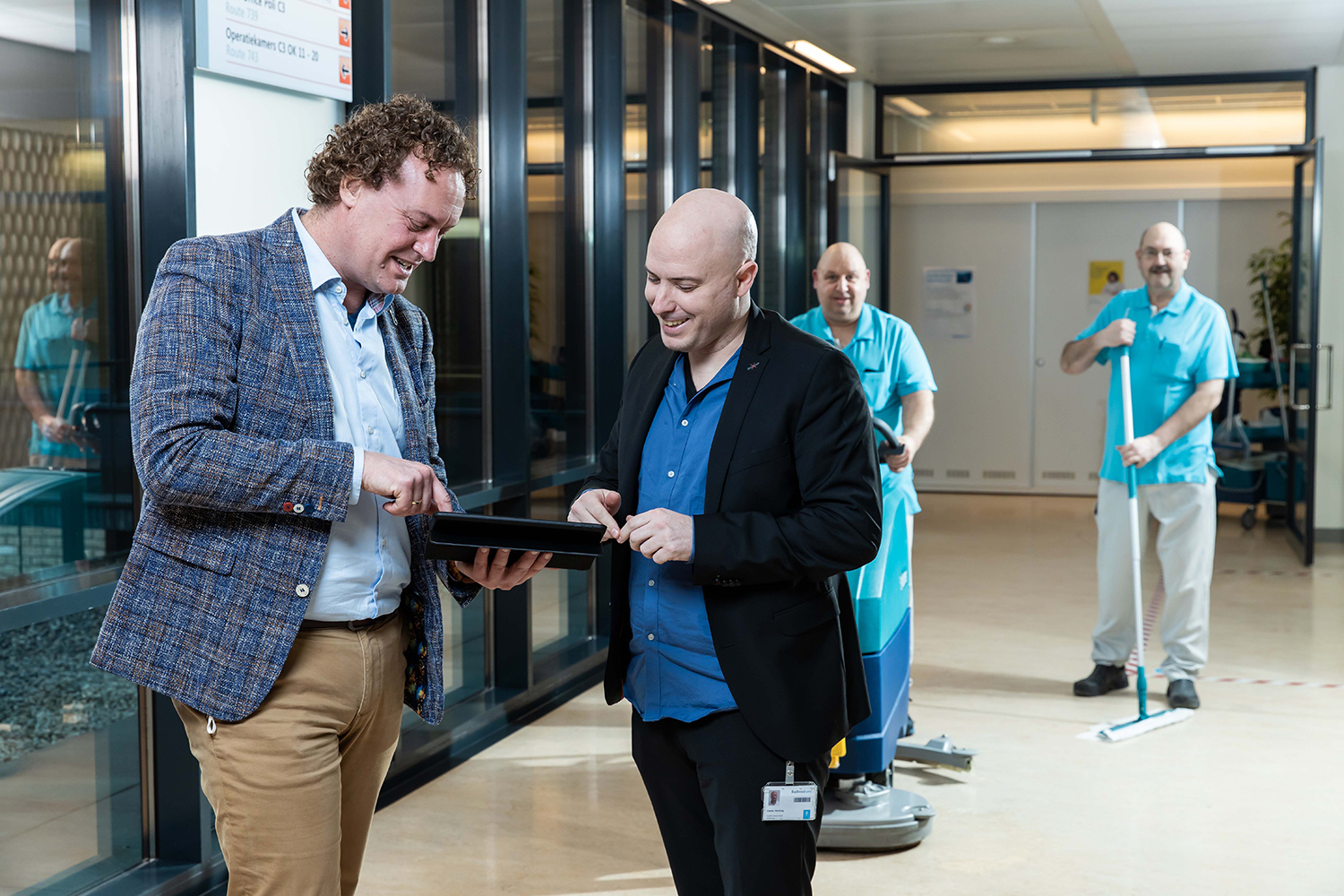 Overleg met schoonmakers in de achtergrond