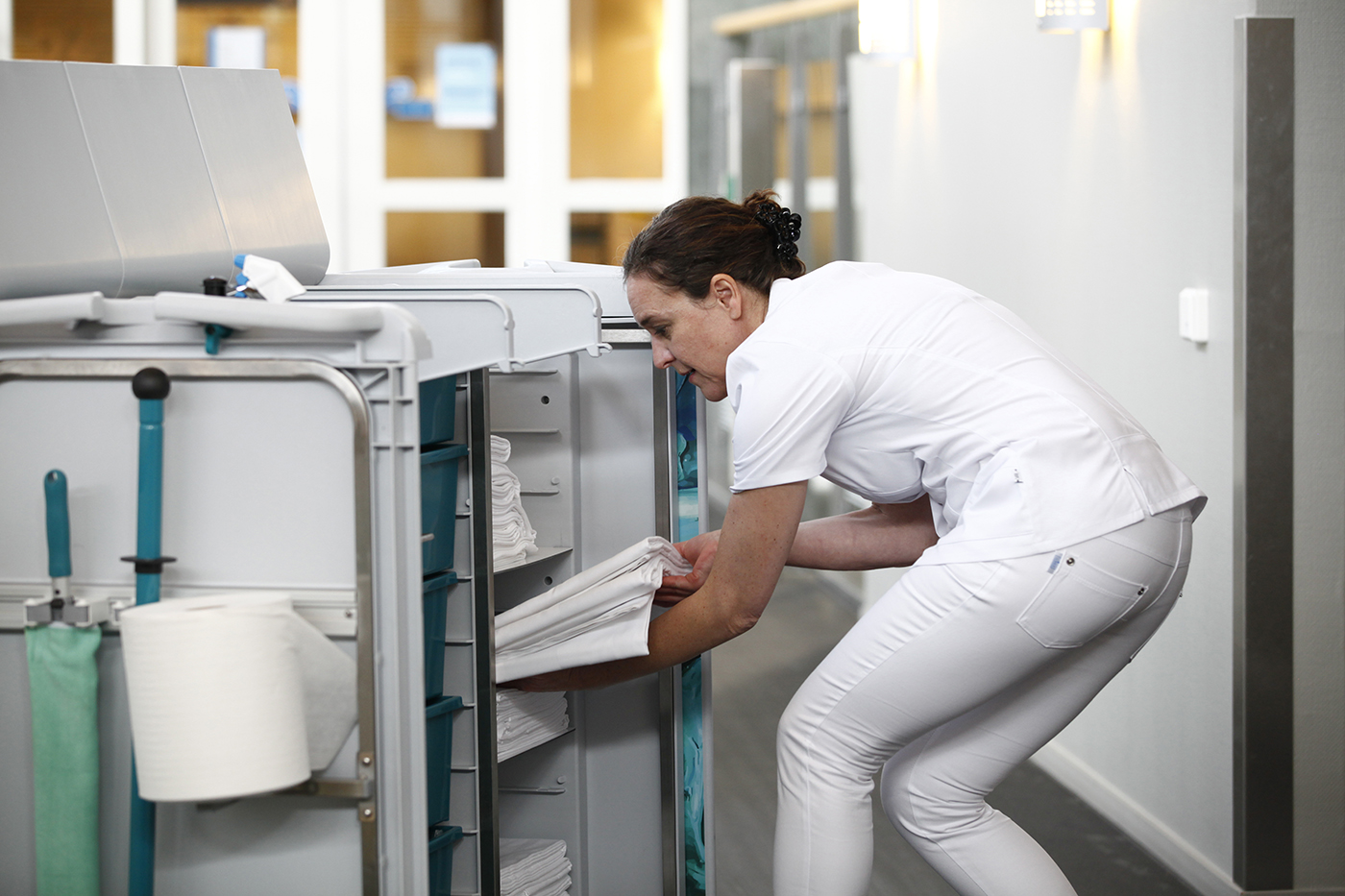 Schoonmaker stopt linnen in Triple-T trolley