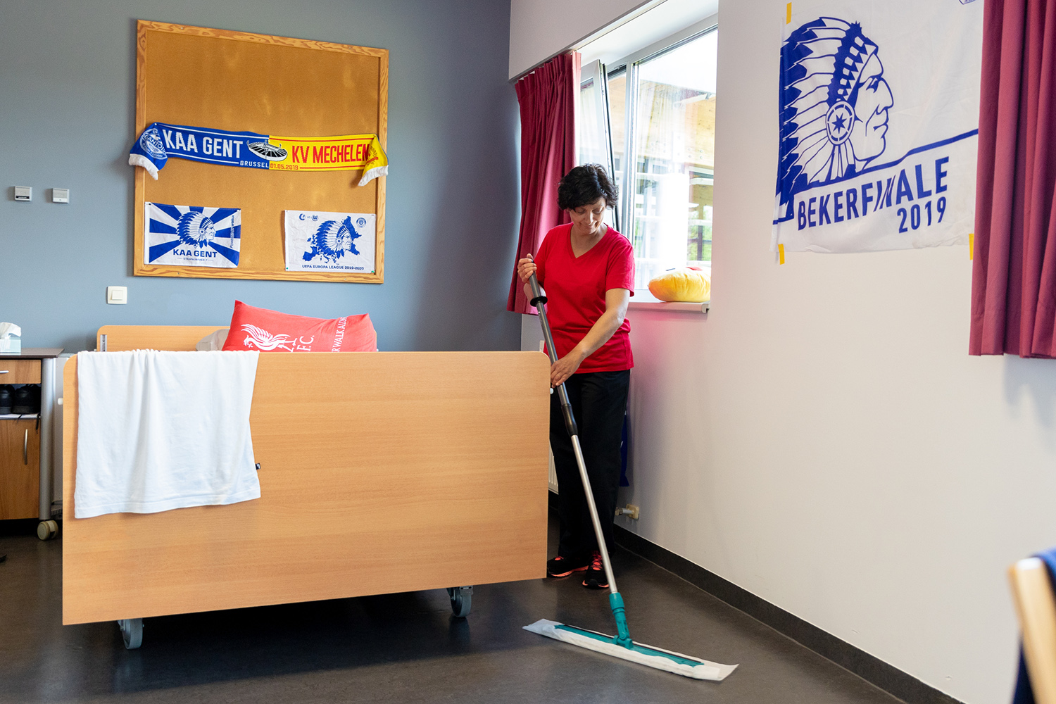 Zeepreventorium schoonmaker maakt vloer schoon