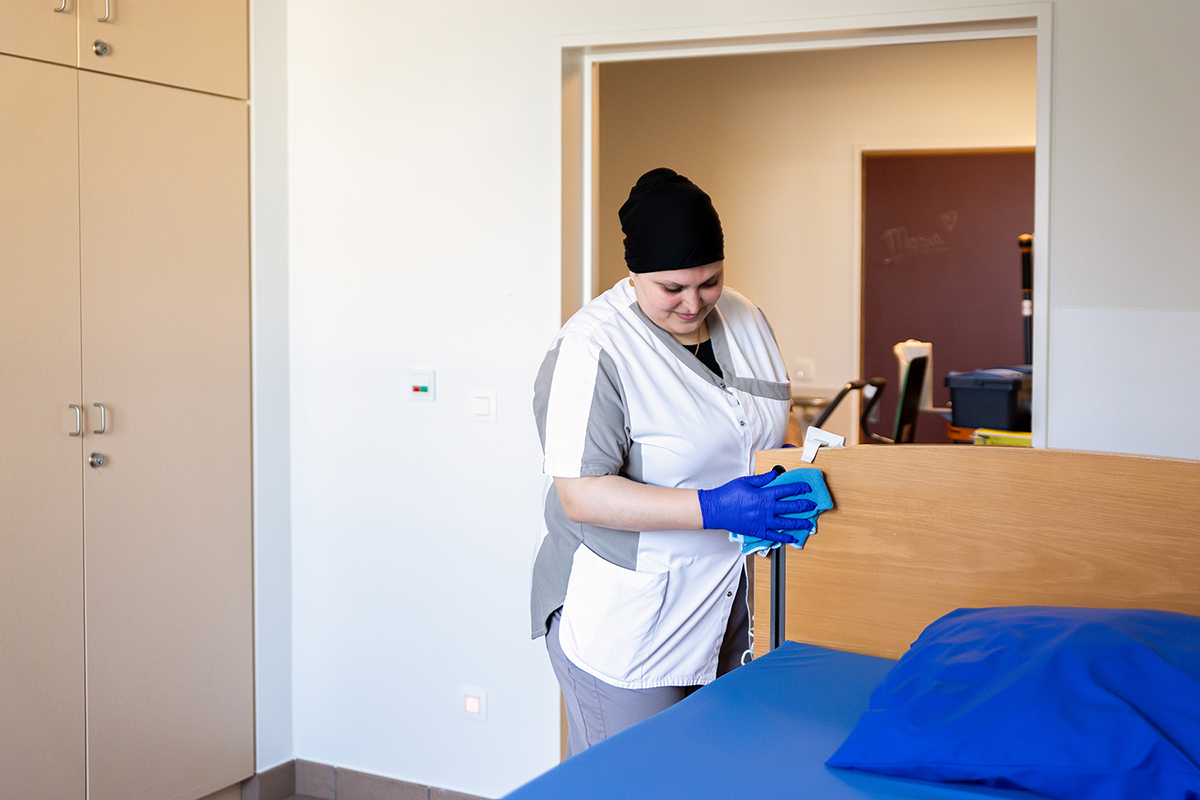 Zorggroep Myna schoonmaker maakt bed schoon