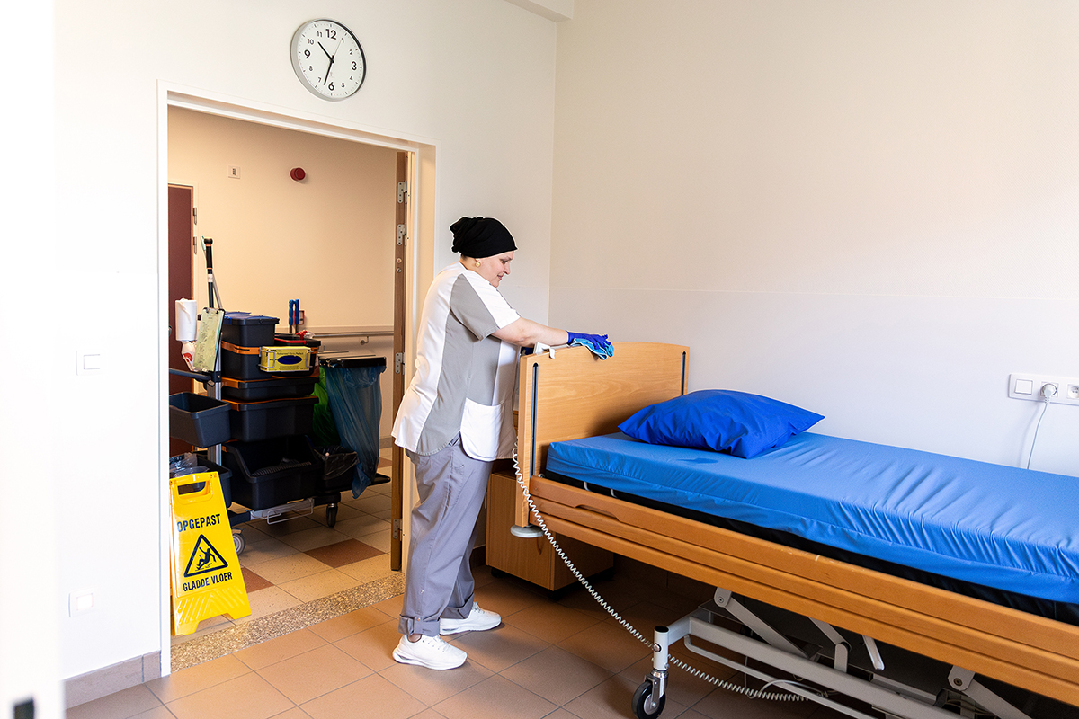 Zorggroep Myna schoonmaker maakt bed schoon