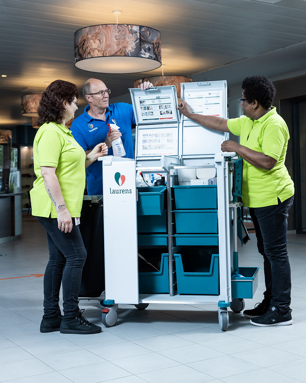 Schoonmaakmedewerkers van zorginstelling Laurens overleggen