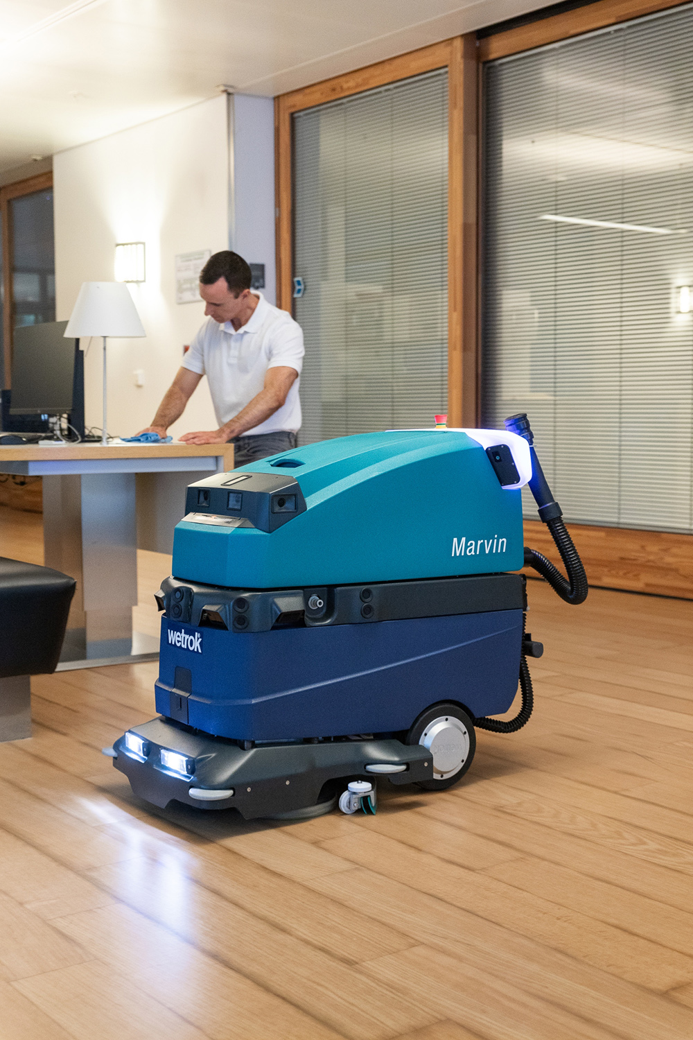 Schoonmaker aan het werk met wetrok marvin