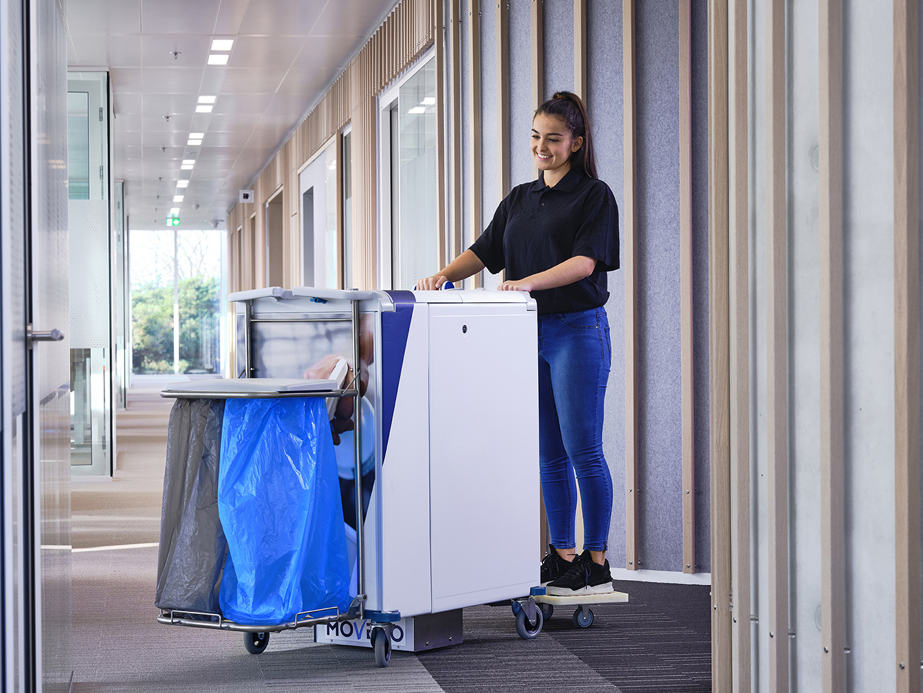 Schoonmaker rijdt rond op een Triple-T e-trolley